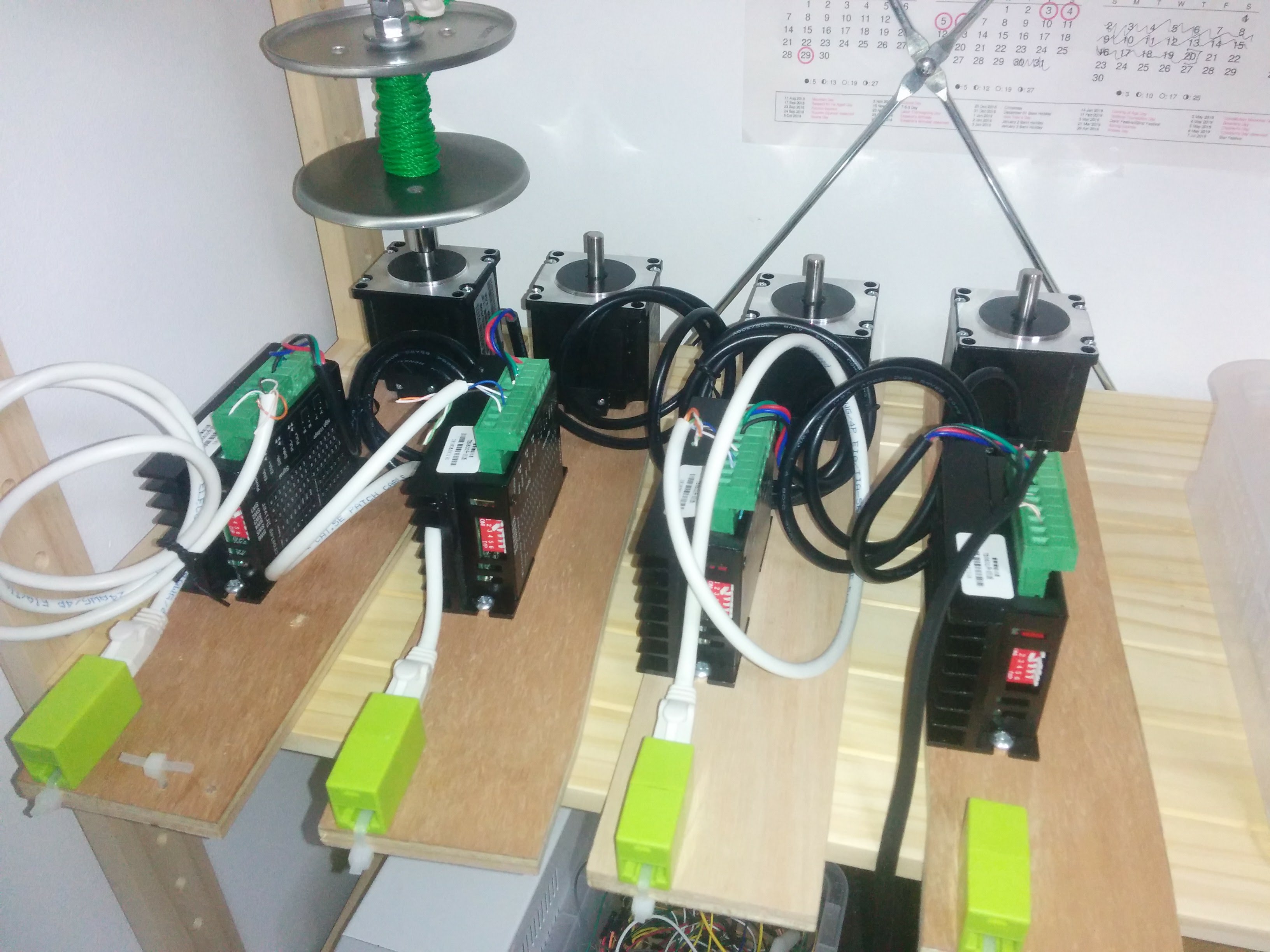 Les quatre enrouleurs bleus montés sur les poteaux du robot