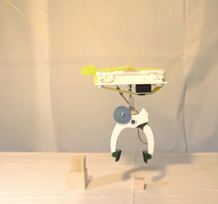 Le robot résolvant des tours de Hanoï avec des blocs en bois