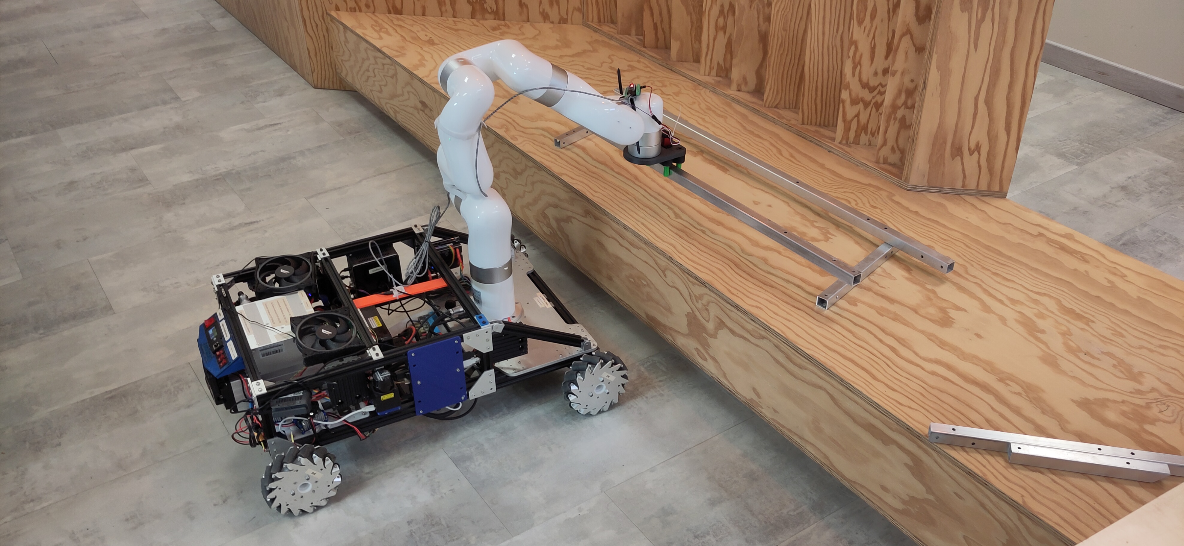 Robot mobile assemblant des tubes en aluminium sur une structure en bois