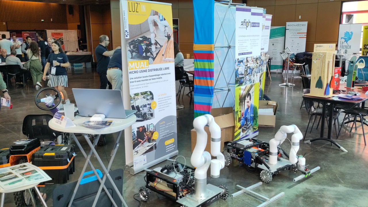 Les deux robots MUAL exposés lors d'un salon professionnel